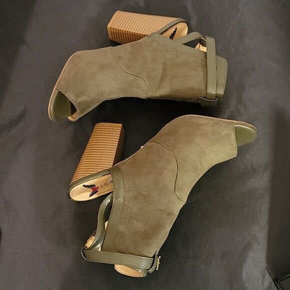 BRAND NEW PENNY LOVES KENNY WOMENS  BLOCK HEEL OPEN TOE SANDAL - Picture 7 of 16